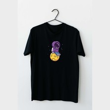 Mor Mürekkep Dünya Üzerinde Oturan Astronot Tasarım Baskılı Kadın Tshirt