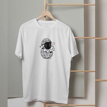 Mor Mürekkep Yumurtadan Çıkan Astronot Baskılı Kadın Tshirt