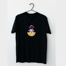 Mor Mürekkep Astronot Kahve Saati Tasarım Baskılı Kadın Tshirt