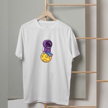Mor Mürekkep Dünya Üzerinde Oturan Astronot Tasarım Baskılı Kadın Tshirt