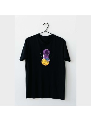 Mor Mürekkep Dünya Üzerinde Oturan Astronot Tasarım Baskılı Erkek Tshirt