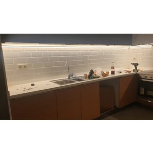 Beyaz Günışığı Mutfak Dolabı ve Tezgah Altı LED Şerit Profil Aydınlatma Uzaktan Kumandalı