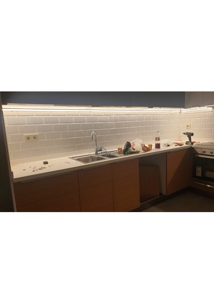 Beyaz Günışığı Mutfak Dolabı ve Tezgah Altı LED Şerit Profil Aydınlatma Uzaktan Kumandalı