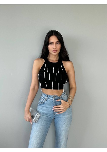 Kadın Siyah Zincir ve Taş Detaylı Omzu Açık Halter Yaka Triko Top Crop Bluz