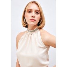 Sateen Yaka Aksesuarlı Kolsuz Bluz - Bej