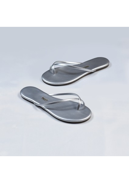 Kadın Sılver Parmak Arası Terlik Hafif Yapı ile Yazın Konforunu Sunar fiyatları