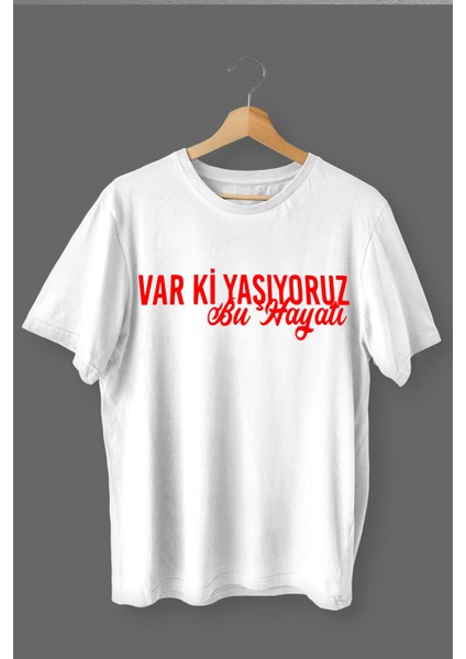 Var Ki Yaşıyoruz Baskılı Pamuklu Likralı T-Shirt (Kırmızı Yazılı Beyaz
