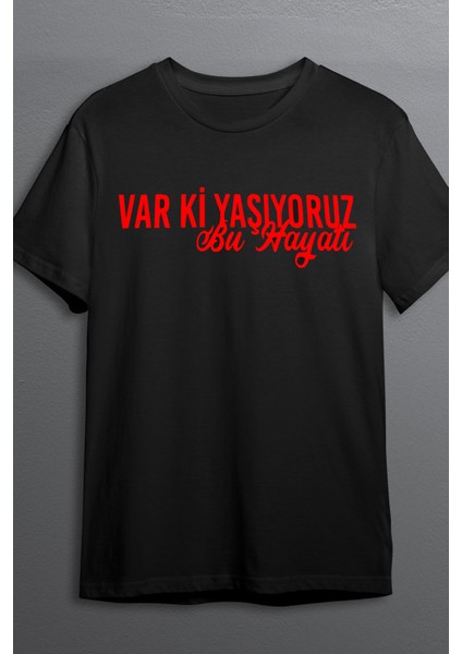 Var Ki Yaşıyoruz Baskılı Pamuklu Likralı T-Shirt (Kırmızı Yazılı Siyah