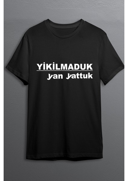 Yıkılmaduk Yan Yattuk Baskılı Pamuklu Likralı T-Shirt (Beyaz Yazılı Siyah