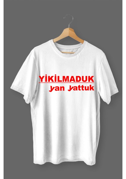 Yıkılmaduk Yan Yattuk Baskılı Pamuklu Likralı T-Shirt (Kırmızı Yazılı Beyaz