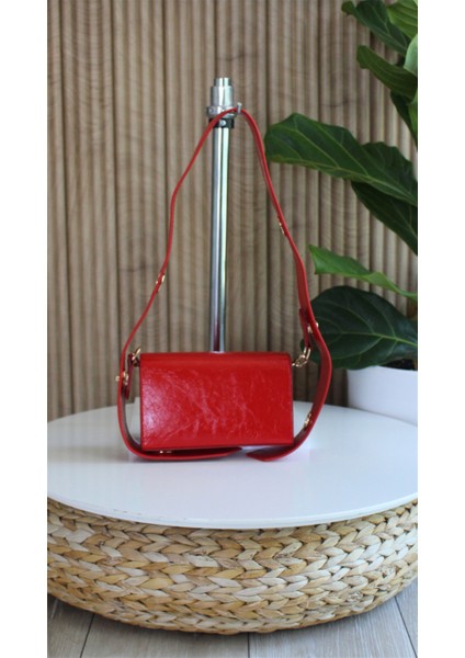 Kadın Desenli Kırmızı Deri Ayarlanabilir Omuz ve El Çantası Dina modelleri