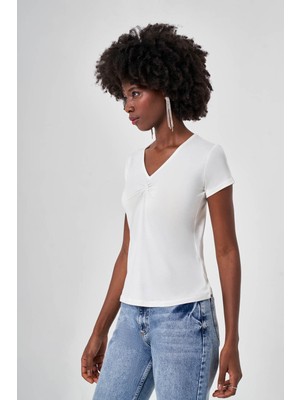 Mizalle Kadın Büzgülü V Yaka Ekru T-Shirt Kısa Kol %95 Viskon Günlük Kullanım İçin