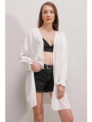 Hazelin Kadın Beyaz Kolu Fırfır Detaylı Lastikli Salaş Kimono HZL23S-BD158821
