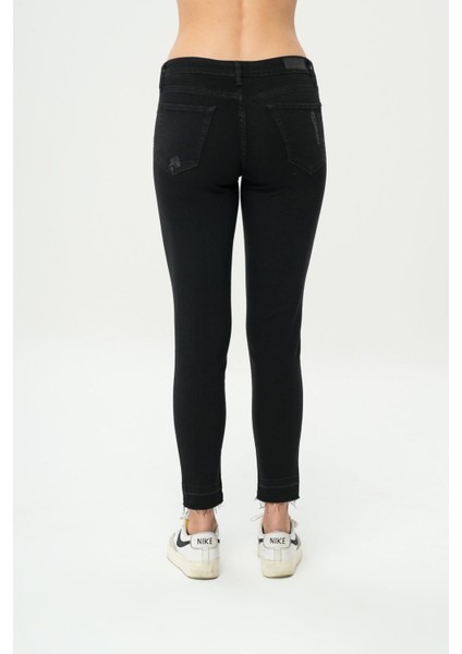 Naomi Siyah Yıpratmalı Paçası Kesikli Normal Bel Skinny Fit Jean Pantolon C 4526-053 fırsatları