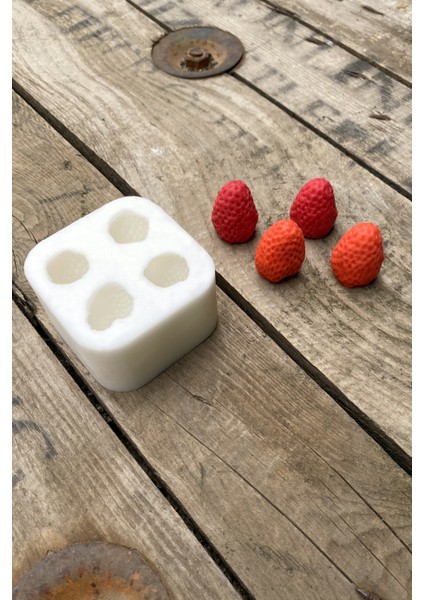Çilek Dörtlü Mum Kalıbı ( Silikon ) ( 2,5 x 2,5 x 3 cm ) ( Küçük Süsleme Kalıbı) 1 Adet