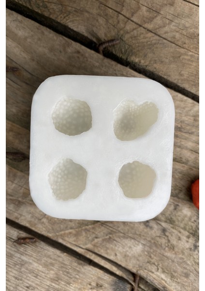 Çilek Dörtlü Mum Kalıbı ( Silikon ) ( 2,5 x 2,5 x 3 cm ) ( Küçük Süsleme Kalıbı) 1 Adet
