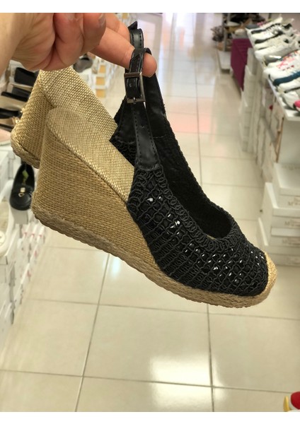 Hasır Dolgu Taban Önü Kapalı Taşlı Günlük Kadın Sandalet