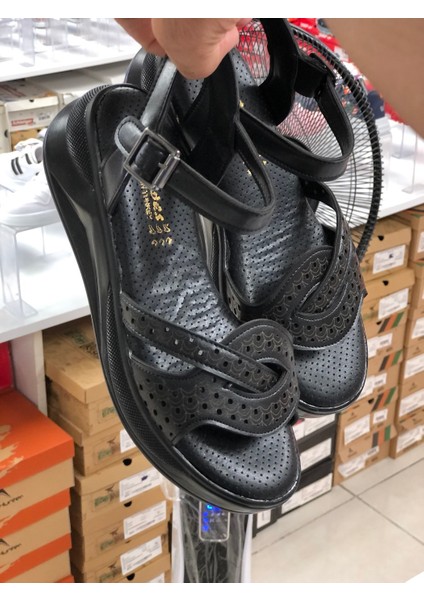 Ortopedik Yastıklı Taban Lazer Desenli Kadın Sandalet