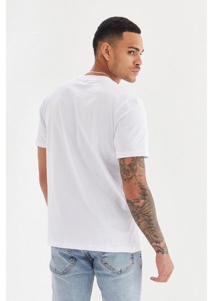 Göğüs Ruber Baskı Düz Desen Bisiklet Yaka Regular Fit Tişört Beyaz indirimleri