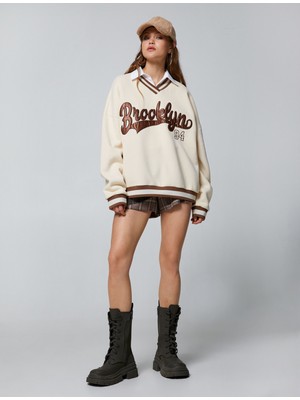 Koton Oversize Kolej Sweatshirt Biye Detaylı V Yaka Nakışlı