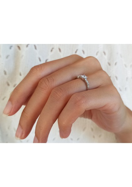 Pırlanta ve Prenses Kesim Beyaz Topaz Taşlı Yüzük 0442R0021 fırsatları