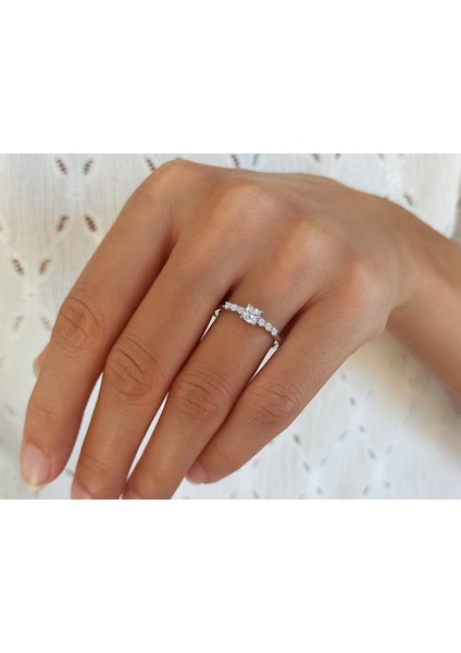 Pırlanta ve Prenses Kesim Beyaz Topaz Taşlı Yüzük 0442R0021 indirimleri