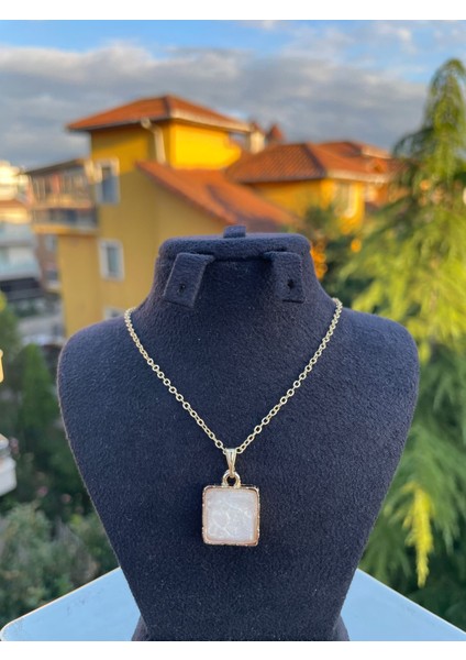 Beyaz Kare Taşlı Kolye
