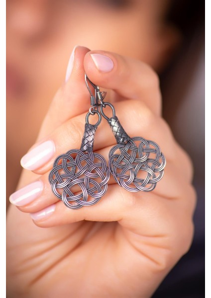 Kazaziye İşlemeli Aşk Düğümü Tasarım Gümüş Küpe 4226 fiyatları