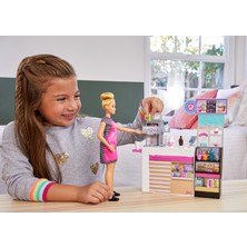 Barbie Kahve Dükkanı, 30 cm Sarışın Yuvarlak Hatlı Bebek ve 20'den Fazla Gerçekçi Oyuncak Figür GMW03