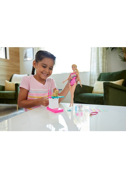 Seyahatte Yüzücü Barbie Oyun Seti - 30 cm Bebek Dalış Tahtası ve Köpeği Dahil GHK23