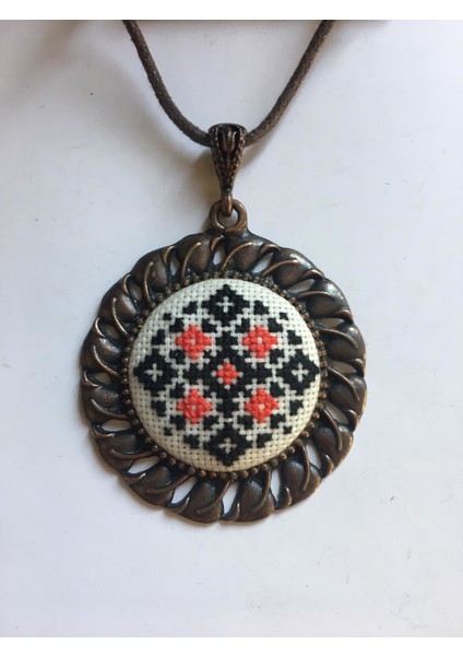 Yöresel Motifli Kırmızı Siyah Kanaviçe Kolye