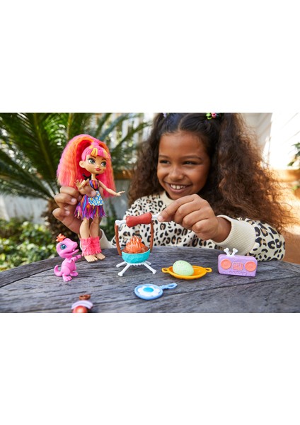 ™ Barbekü Partisi™ Oyun Seti, Emberly™ Bebek (25 Cm) Ve Dinozoru Gnl96