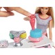 Barbie'nin Pasta Dükkanı Oyun Seti, Sarışın Bebek, Mutfak Tezgahı, Oyun Hamuru ve Oyuncak Pasta Süsleme Parçaları İçerir, 4-7 Yaş Arası İçin Gfp59