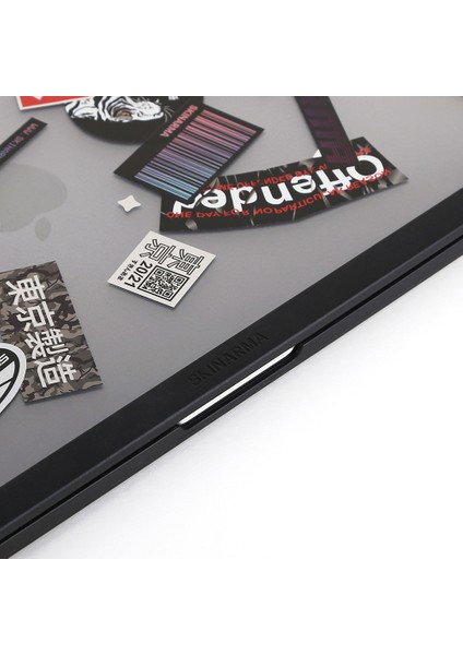 Macbook Pro 14.2 2023 A2779 Uyumlu Kılıf Skinarma Henko Klipsli Kurulum Sticker Çıkartmalı Kapak