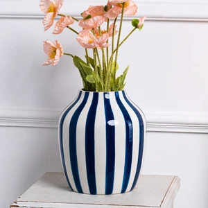 Karaca Home Bevel Beyaz-Lacivert Oval Seramik Dekoratif Vazo 13x20 cm – Tematik Tasarımlı Şık Ev Aksesuarı