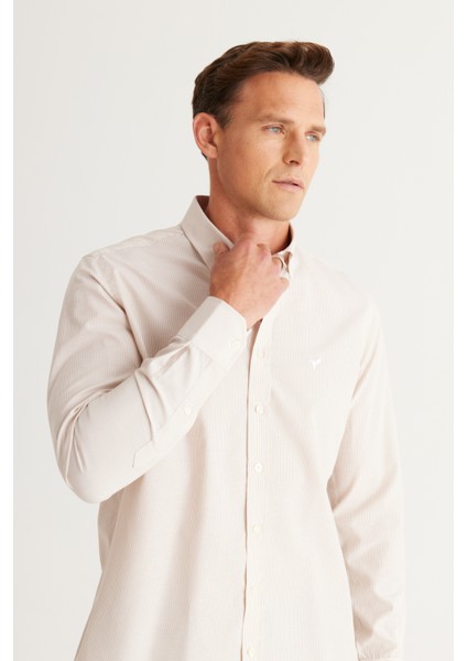 Erkek Bej-Beyaz Slim Fit Dar Kesim Düğmeli Yaka Pamuklu Çizgili Gömlek modelleri