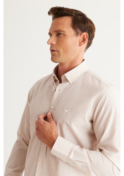 Erkek Bej-Beyaz Slim Fit Dar Kesim Düğmeli Yaka Pamuklu Çizgili Gömlek fırsatları