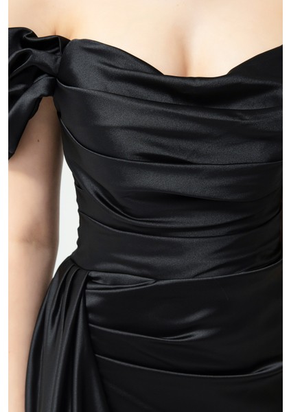 Kadın Siyah Kayık Yaka Kuyruklu Uzun Saten Abiye & Mezuniyet Elbisesi fiyatları