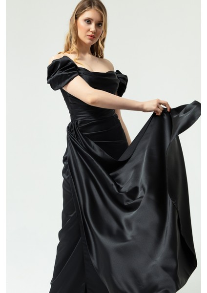 Kadın Siyah Kayık Yaka Kuyruklu Uzun Saten Abiye & Mezuniyet Elbisesi modelleri