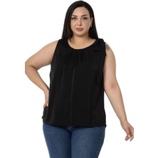 Disentis Modest Büyük Beden Yakası Pileli Omuzda Kurdele Detaylı Astarlı Kolsuz Siyah Bluz