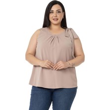 Disentis Modest Büyük Beden Yakası Pileli Omuzda Kurdele Detaylı Astarlı Kolsuz Vizon Bluz