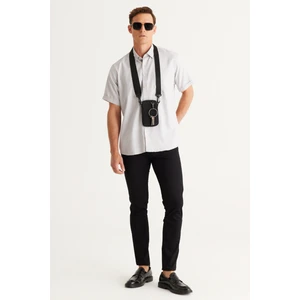 ALTINYILDIZ CLASSICS Erkek Beyaz-Siyah Comfort Fit Geniş Kesim Düğmeli Yaka Cepli Armürlü Gömlek