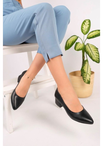 Dekolte Model Siyah Cilt Kadın Stiletto