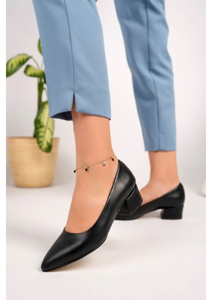 Dekolte Model Siyah Cilt Kadın Stiletto