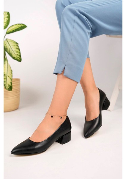 Dekolte Model Siyah Cilt Kadın Stiletto