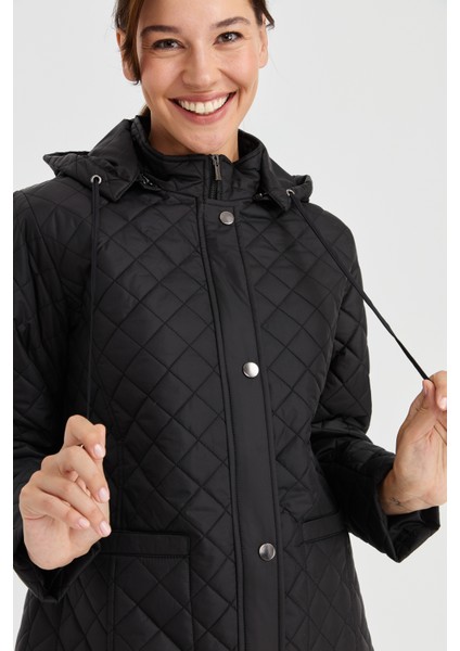 Kadın Kapüşonlu Dış Cepli Kısa Kapitone Ceket Siyah modelleri