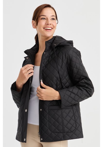 Kadın Kapüşonlu Dış Cepli Kısa Kapitone Ceket Siyah