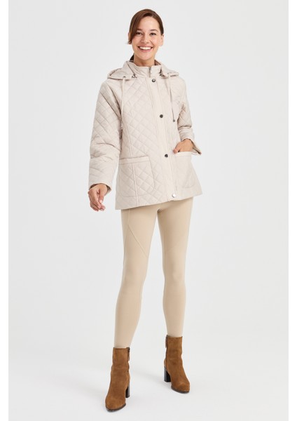 Kadın Kapüşonlu Dış Cepli Kısa Kapitone Ceket Bej modelleri