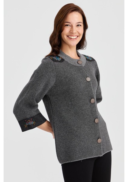 Kadın Dik Yaka Omzu ve Kolu Keçe Işlemeli Yün Ceket Füme