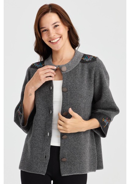 Kadın Dik Yaka Omzu ve Kolu Keçe Işlemeli Yün Ceket Füme fiyatları